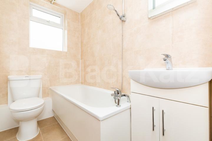 Minutes to a Zone 2 tube and the added benefit of a large private patio Highbury Park, Highbury